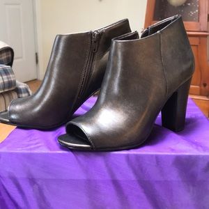 Size 6.5 Nine West shoe. Gorgeous bronze color